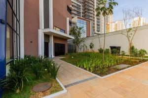 a courtyard in a building with plants and buildings at Studio Conforto a 15Min da USP e perto do mêtro butantã in São Paulo