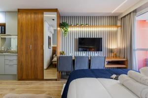 a bedroom with a bed and a dining room at Studio Conforto a 15Min da USP e perto do mêtro butantã in São Paulo