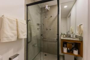 a bathroom with a glass shower and a sink at Studio Conforto a 15Min da USP e perto do mêtro butantã in São Paulo +49 photos