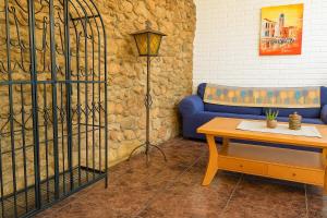 a living room with a blue couch and a table at Palma79-Kira in Águilas