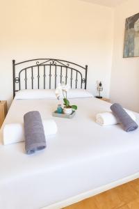 Un dormitorio con una cama blanca con dos almohadas. en Palma79-Kira, en Águilas