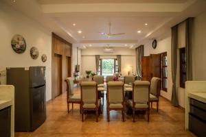 une grande salle à manger avec une table et des chaises dans l'établissement Villa medona- A peaceful stay, à Thūr