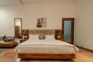 - une chambre avec un grand lit et deux miroirs dans l'établissement Villa medona- A peaceful stay, à Thūr 42 autres photos