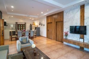 un salon avec une télévision et une salle à manger dans l'établissement Villa medona- A peaceful stay, à Thūr