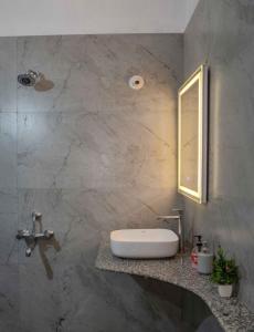 une salle de bain avec un lavabo et un miroir dans l'établissement Villa medona- A peaceful stay, à Thūr