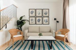 een woonkamer met een bank en stoelen bij Hotel Moon Dreams Marina Parc in Na Macaret +70 foto's