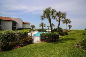 un resort con piscina e palme di Breathtaking beach views await from this 2BR 2nd floor condo on Longboat Key The Beach Fact Oar a Longboat Key