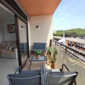 a balcony with chairs and a table and a couch at VILLAS COSETTE Apartamento NEPTUNO 224 ALQUILER TEMPORAL 