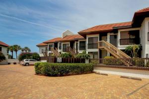 una casa con un'auto parcheggiata davanti di Breathtaking beach views await from this 2BR 2nd floor condo on Longboat Key The Beach Fact Oar a Longboat Key