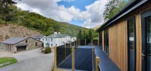 een open balkon met uitzicht op een huis bij High Spy Luxury Lodge in Keswick