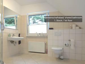 RosengartenにあるDIE WOHNEREI Apartment ESPRITのトイレと洗面台付きのバスルーム +8枚の写真