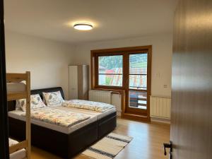 MalatináにあるApartmán Malatináのベッドと窓のある小さな寝室