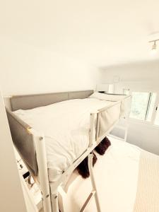 a white bed in a room with a window at APARTAMENTO PRECIOSO SOL Y SIERRA in Sierra Nevada