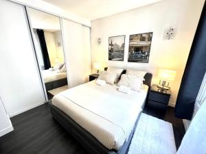 a bedroom with a large bed and a mirror at Superbe 4pers - Saint-mandé, 200m Paris in Saint-Mandé