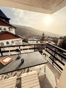 a table and chairs on a balcony with a view at APARTAMENTO PRECIOSO SOL Y SIERRA in Sierra Nevada