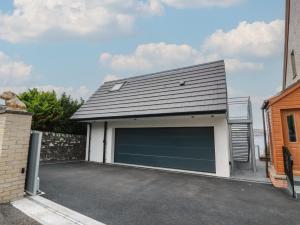 a garage with a garage door and a carport at Lazy Bulldog in Newport-On-Tay