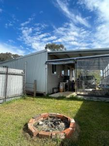 une arrière-cour avec foyer extérieur en briques dans l'établissement Cottage on Yass River Farm - Pet & Horse Friendly - Ideal Road-Trip Stopover, à Murrumbateman
