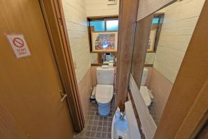 Ένα μπάνιο στο 木製ぬくもりカプセル宿