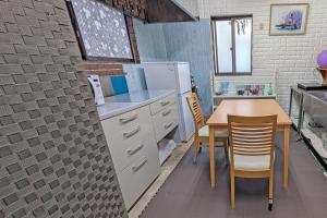 Η κουζίνα ή μικρή κουζίνα στο 木製ぬくもりカプセル宿