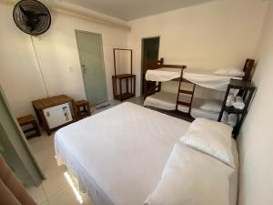 a room with two bunk beds in a room at Hospedagem Raiz Vida in Itacaré +3 photos