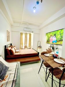 Postel nebo postele na pokoji v ubytování Skyline Serenity Staycation in Quezon City