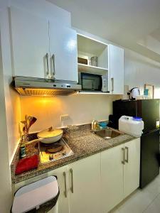 Kuchyň nebo kuchyňský kout v ubytování Skyline Serenity Staycation in Quezon City
