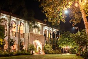 ein Gebäude in der Nacht mit Straßenbeleuchtung in der Unterkunft The Premises Hotel in Dipolog City