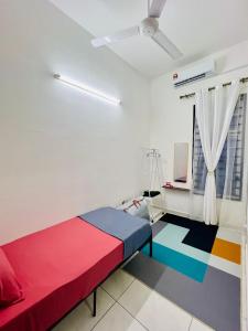 Postel nebo postele na pokoji v ubytování HidaIz Homestay Juasseh
