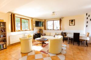 una sala de estar con un sofá y una mesa en Vila Verde Păltiniș, en Poplaca