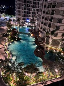 Πισίνα στο ή κοντά στο Phòng ngủ có ban công thoáng mát tại Thủ Đức