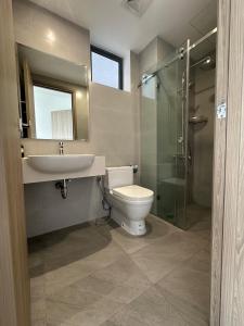 Ένα μπάνιο στο Phòng ngủ có ban công thoáng mát tại Thủ Đức