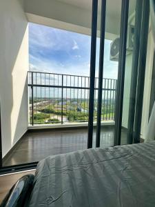 Ένα ή περισσότερα κρεβάτια σε δωμάτιο στο Phòng ngủ có ban công thoáng mát tại Thủ Đức