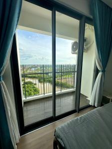 Ένα ή περισσότερα κρεβάτια σε δωμάτιο στο Phòng ngủ có ban công thoáng mát tại Thủ Đức +20 φωτογραφίες