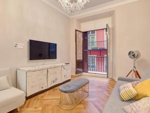 a living room with a tv and a couch at El Mirador de San Fermín in Pamplona