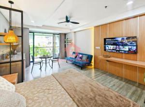 TV a/nebo společenská místnost v ubytování Lavaya Resort 1BR Nusa Dua Pool, WiFi, Netflix