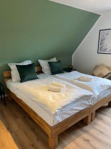 un grand lit avec deux oreillers dessus dans l'établissement Stilvolles Apartment für Gruppen,Familien, Nahe Ulm, Legoland, Münster, 3 SZ bis 6P, à Blaustein