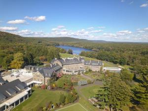 una vista aérea de una gran mansión con un lago en Spacious Waterfront Mansion wHot tubPoolTable, en East Stroudsburg