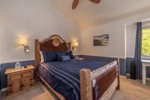 Ένα ή περισσότερα κρεβάτια σε δωμάτιο στο Lake Forest Shores at Big Bear Lake +22 φωτογραφίες