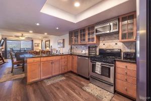 Η κουζίνα ή μικρή κουζίνα στο Lake Forest Shores at Big Bear Lake