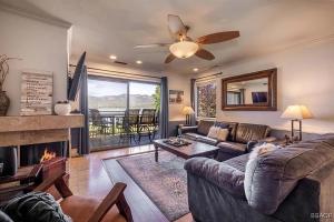 Χώρος καθιστικού στο Lake Forest Shores at Big Bear Lake