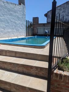 una piscina con recinzione e scale di La Alpina a Chivilcoy