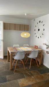 セナボーにあるFerielejlighed IRISのダイニングルーム(テーブル、壁掛け時計付)