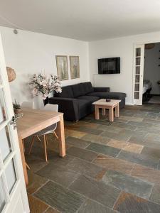 セナボーにあるFerielejlighed IRISのソファとテーブルのあるリビングルーム