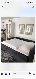 セナボーにあるFerielejlighed IRISの白いシーツが敷かれた大きなベッドのある寝室 +12枚の写真