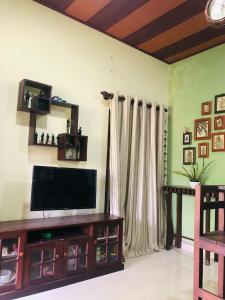 Μια τηλεόραση ή/και κέντρο ψυχαγωγίας στο Little Nest