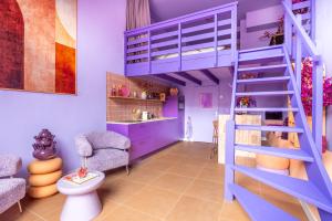 a room with a blue bunk bed and a bathroom at Lila-Licious in Breda