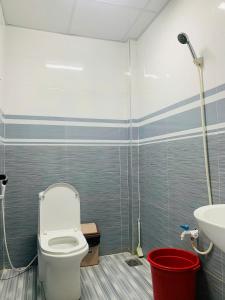 Nhà Nghỉ 79 : حمام مع مرحاض ومغسلة