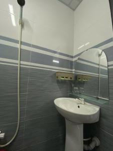 Nhà Nghỉ 79 : حمام مزود بحوض ومِرآة