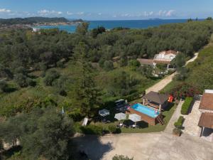 una vista aérea de una casa con piscina en FAMILY SWEET HOME IOANNA, en Karousádes