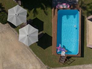 una vista aérea de una piscina y dos sombrillas en FAMILY SWEET HOME IOANNA, en Karousádes